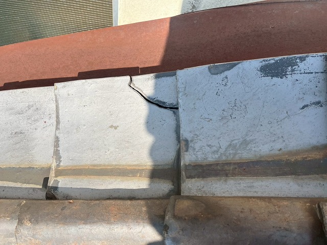 瓦の割れが生じた屋根