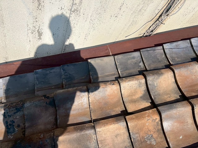 破損が見受けられる屋根