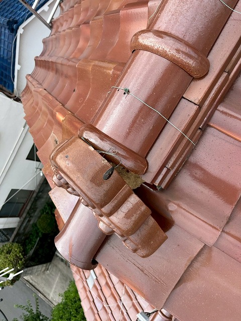 鬼瓦がズレた屋根