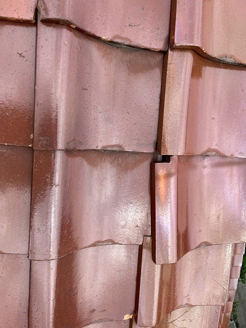 瓦のズレが生じた屋根