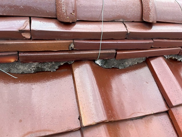 棟瓦の歪みも発生