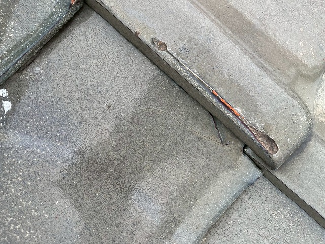 ひび割れが生じた瓦