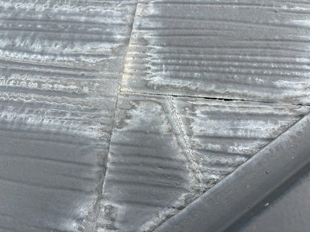 ひび割れが生じているカラーベスト