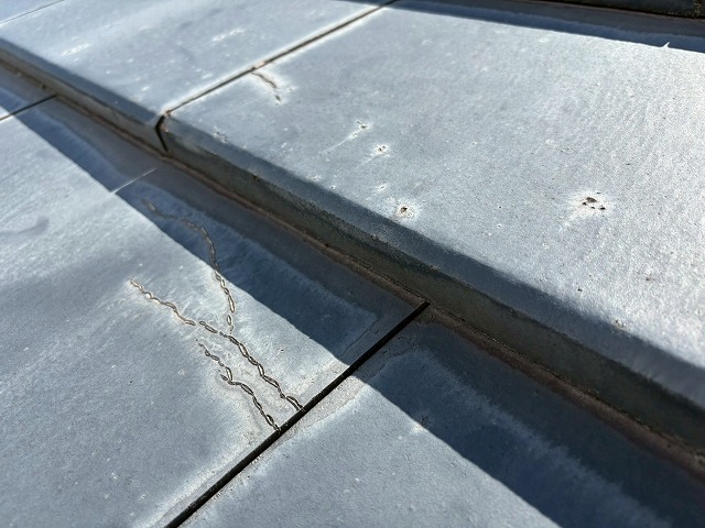 亀裂が発生している瓦