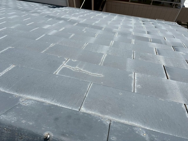 亀裂のようなものが見受けられる屋根