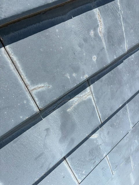 亀裂が発生している屋根