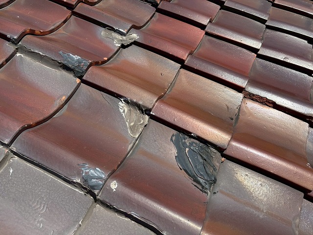 ひび割れ多数の瓦