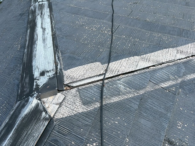 強風で飛ばされた棟板金