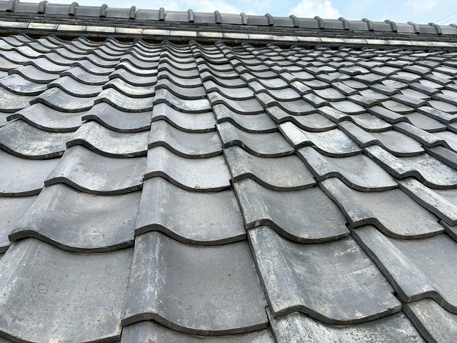 瓦屋根の棟を下から見たところ