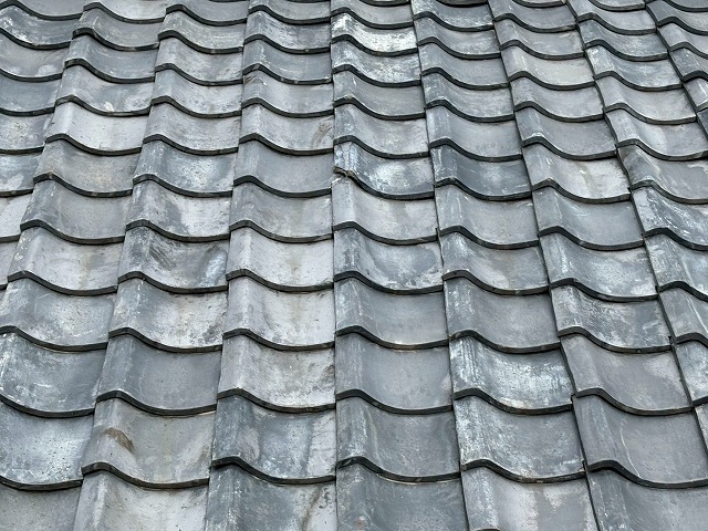 劣化して色むらになっている瓦