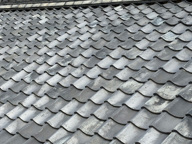 劣化して色むらになっている瓦