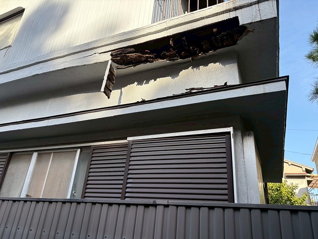 崩壊したベランダ下