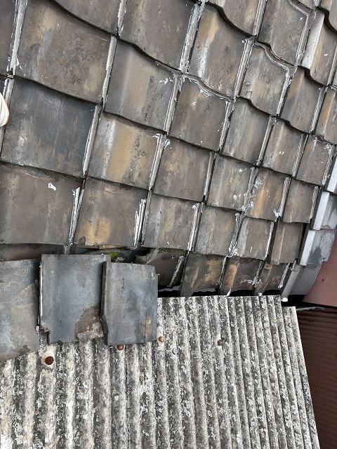 ズレも生じた瓦屋根