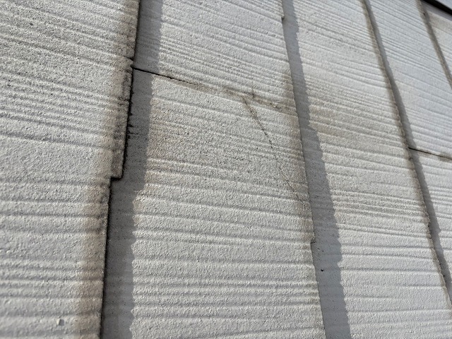 ひび割れが生じたカラーベスト