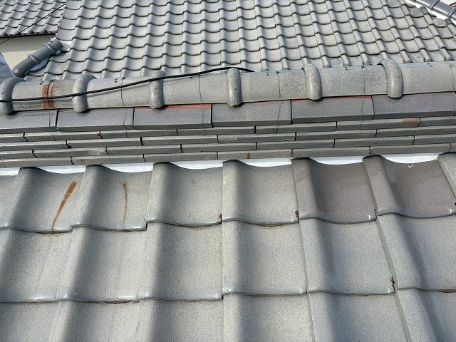 三日月と呼ばれる隙間に補填された漆喰