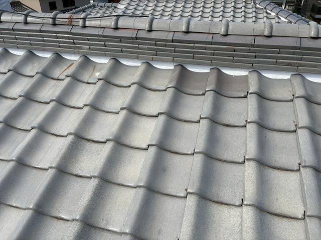 棟瓦に補填された漆喰