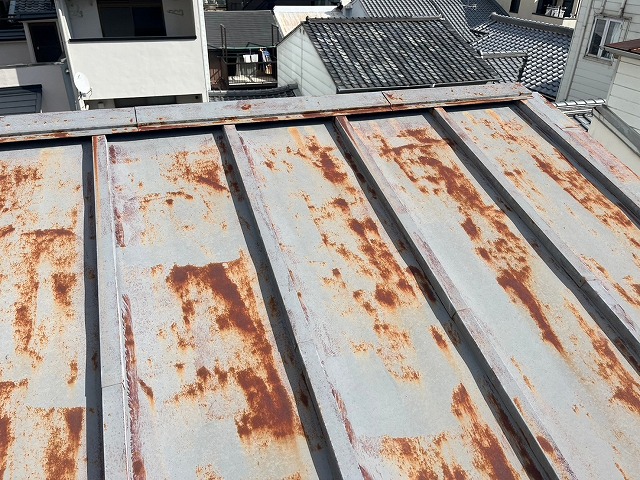 腐食による雨漏りが危惧される瓦棒屋根