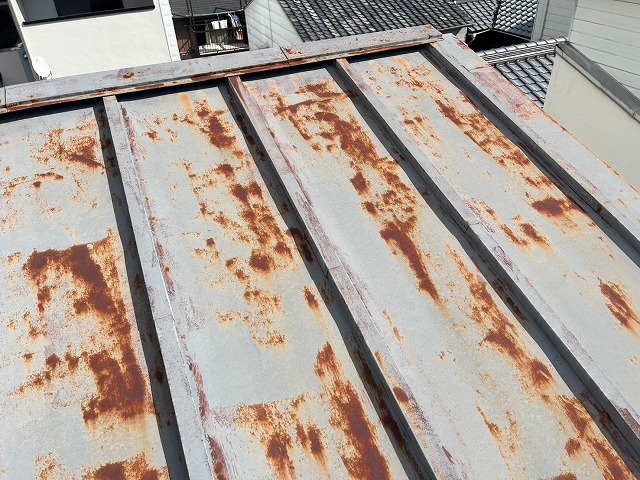 瓦棒葺きの金属屋根修理もおまかせ！