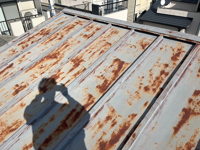 サビによる腐食が進行した金属屋根
