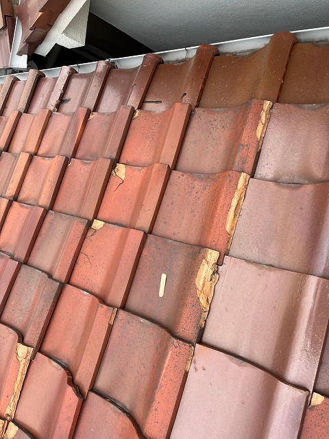 凍害の被害が発生した瓦屋根