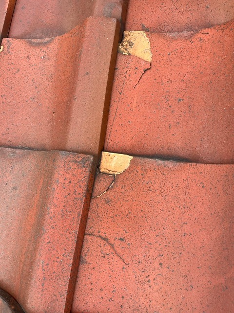 凍害によるひび割れが見受けられる瓦