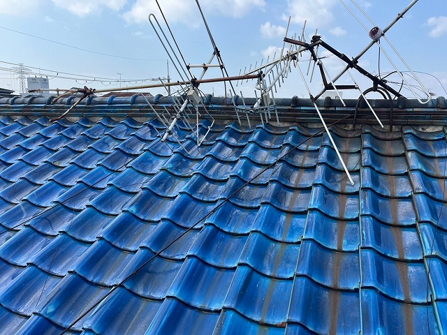 倒壊した連棟住宅のアンテナ