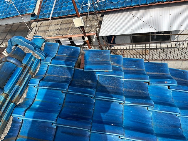 下地が見えている状態の柚瓦