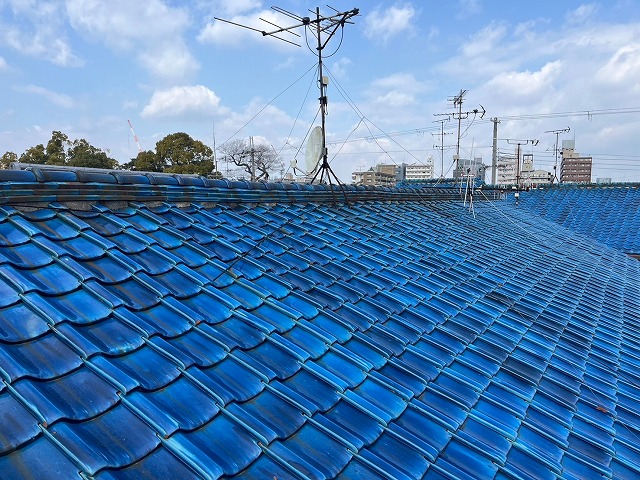 柚瓦が使用された二階建て連棟