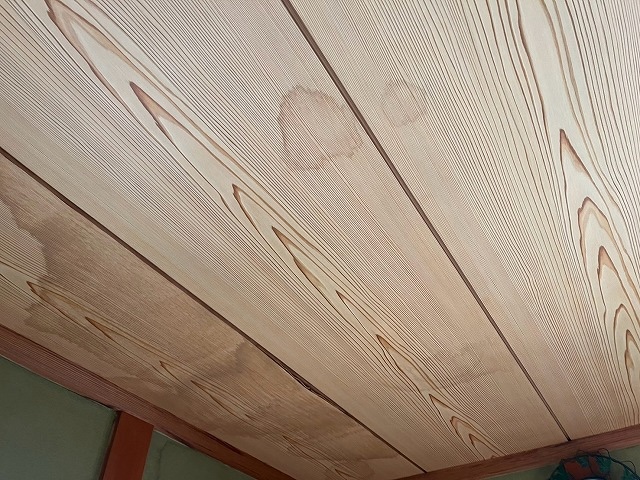 雨染みが見受けられる室内