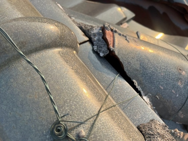 継ぎ目に隙間が生じている状況