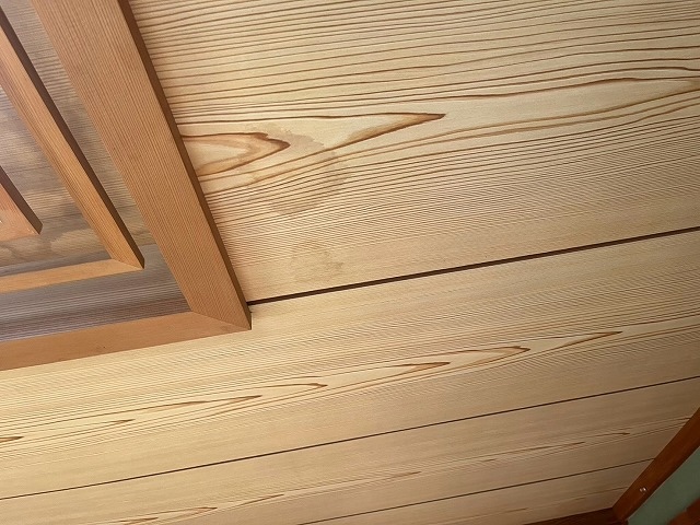 雨染みの生じた室内