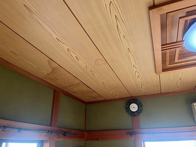 速やかな雨漏り補修が必要な室内