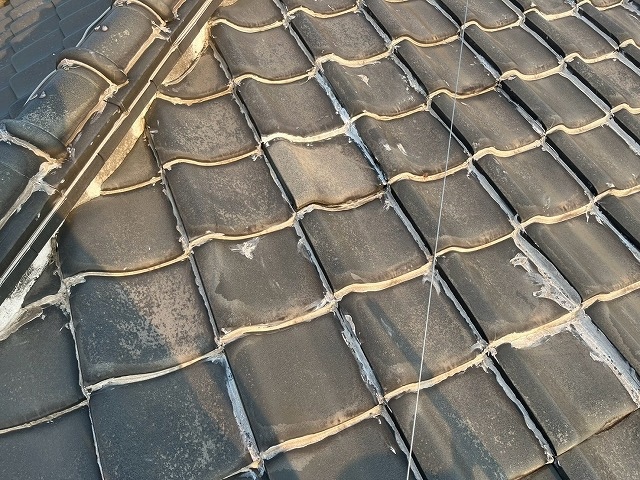 雨水の逃げ道が塞がれたラバーロック