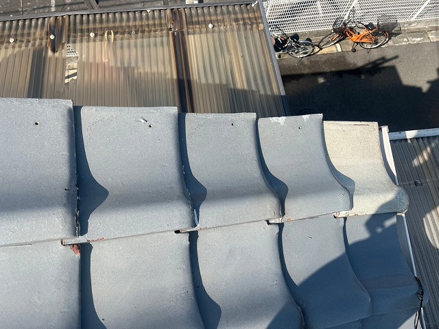 袖瓦のズレを確認