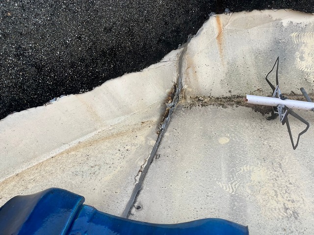 パラペットの谷も深刻な劣化