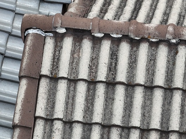 原因は冠瓦のズレ