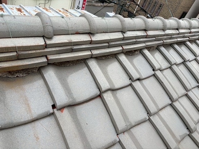 歪みが深刻な瓦屋根