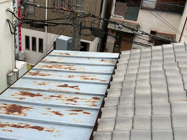 瓦棒屋根と瓦屋根