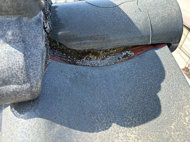 ひび割れが生じた丸瓦