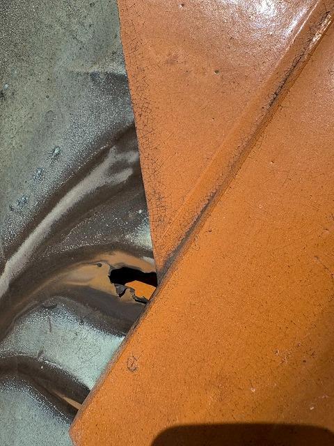 谷板金の穴あき