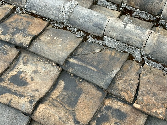 ズレとひび割れが発生した瓦