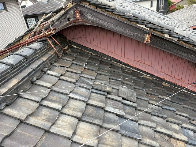 崩れてしまった屋根