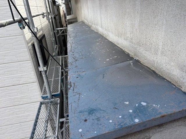 塗装のはげた庇屋根