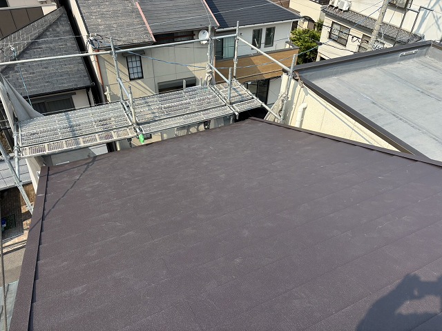 切妻の屋根をシルキーで施工