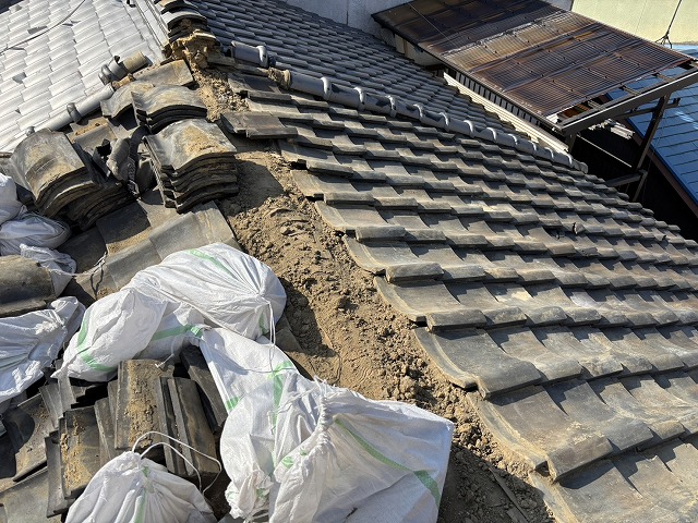 棟の瓦と土を撤去