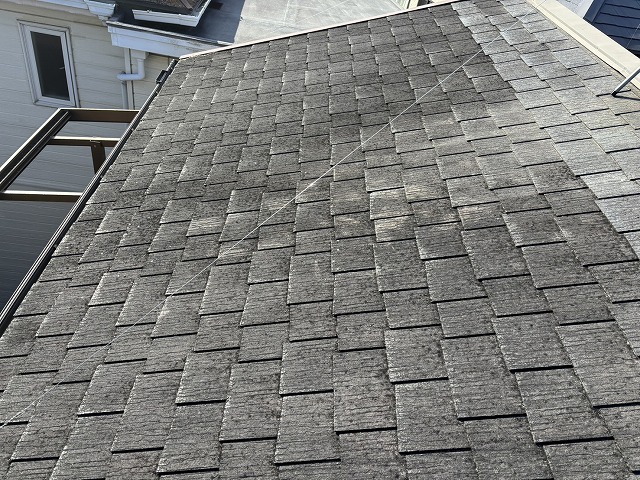 スレート屋根表面の色むらと摩耗