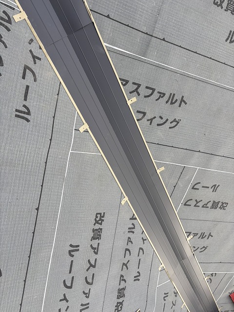 新しい防水シートの敷設と谷板金の取り付け