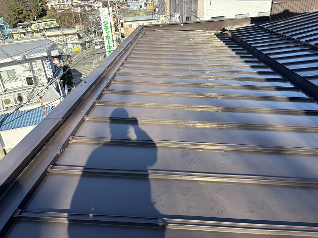 屋根全体の色あせと防水性の低下