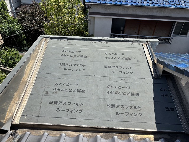 既存屋根材をめくり、改質アスファルトルーフィングを敷設