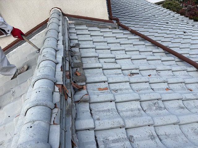 凍害で劣化した棟瓦